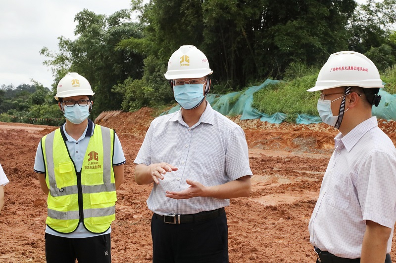 圖2:林海波(左二)在南湛高速K108 500現(xiàn)場(chǎng)督導(dǎo).jpg